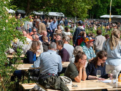 Bezoekers genieten van Druif in de Wijngaard 2025 in Hilversum.