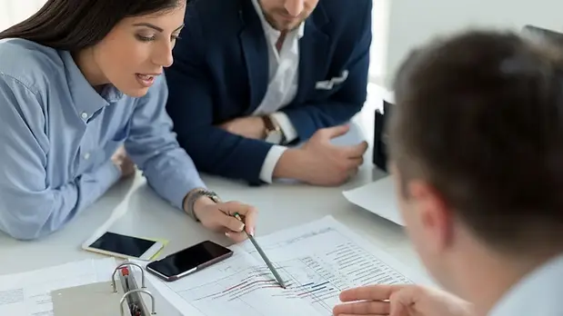 Financieel adviseur bespreekt vermogensplanning en belastingstrategie met ondernemer tijdens vermogensadvies