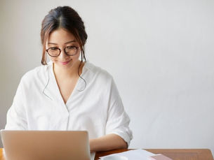 ondernemer bekijkt kosten boekhouder in ’t Gooi op laptop
