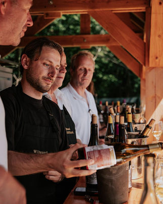 Wijn wordt geschonken tijdens Druif Wijnfestival.