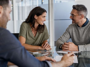 Ondernemers bespreken met een financieel adviseur of een holding boven hun bestaande BV past bij de groei en toekomstplannen van het bedrijf.