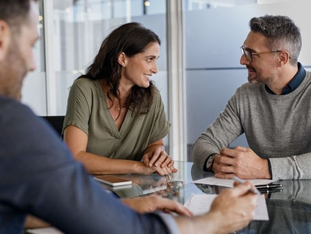 Ondernemers bespreken met een financieel adviseur of een holding boven hun bestaande BV past bij de groei en toekomstplannen van het bedrijf.