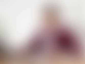 Jonge vrouwelijke boekhouder bespreekt kosten en prijsmodel met BV-eigenaar