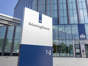 Bord van de Belastingdienst bij kantoor, belangrijk herkenningspunt voor ondernemers met vragen over belastingregels en aangiftes.