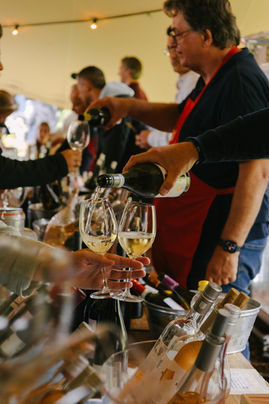Wijn wordt geschonken tijdens Druif Wijnfestival Bussum.