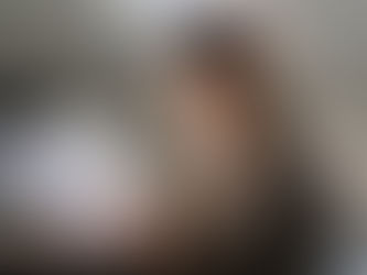 Ondernemer bekijkt kwartaalcijfers en winstoverzicht om inzicht te krijgen in financiële gezondheid en belastingdruk