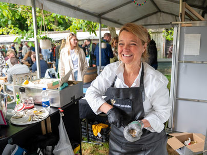 Medewerker met oester tijdens Druif Wijnfestival in Hilversum.
