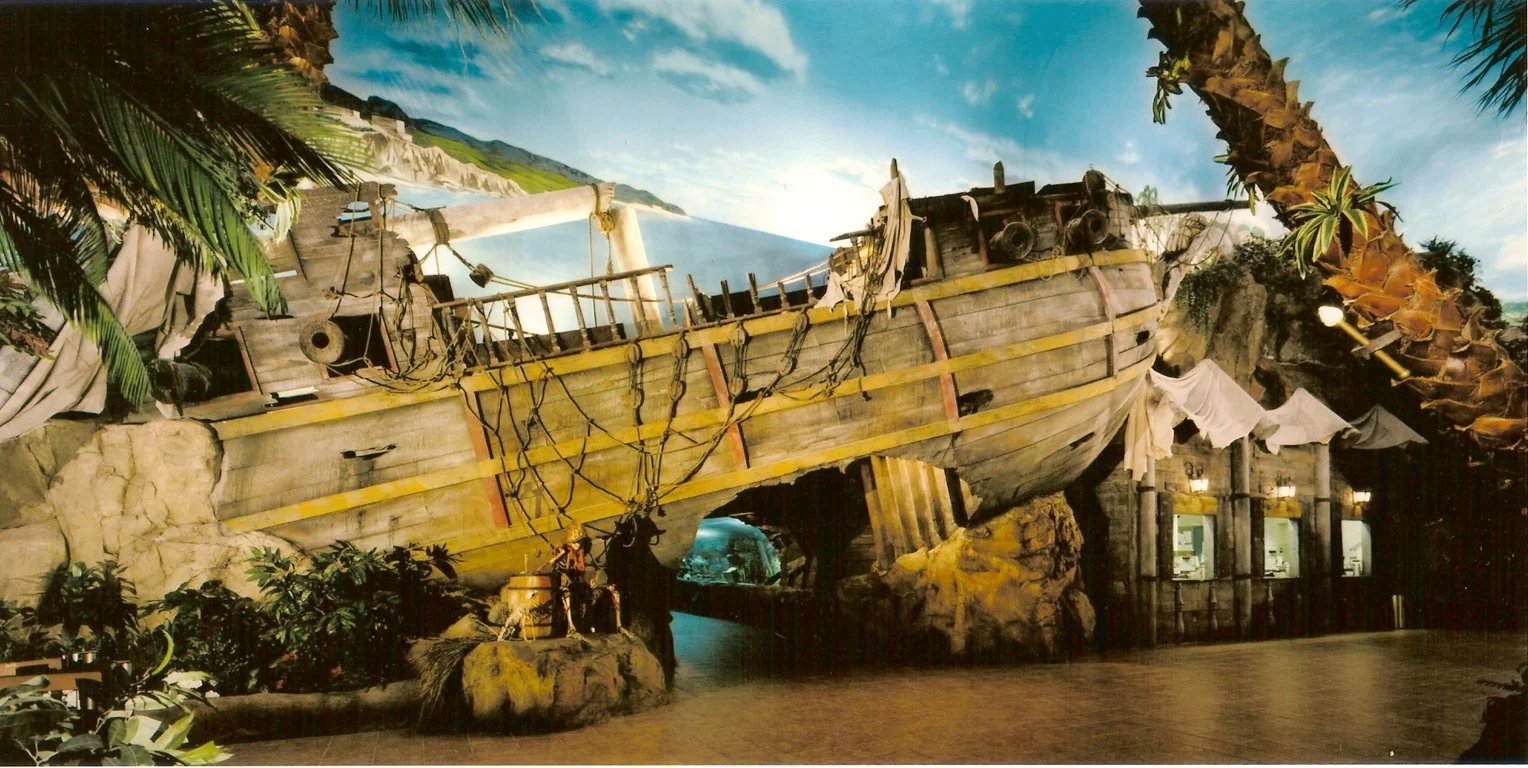 Shipwreck and Aquarium Entrence