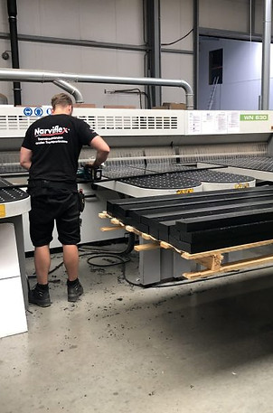 Platen en Staven - Narviplastx - Narviplastx automatische zaagmachine