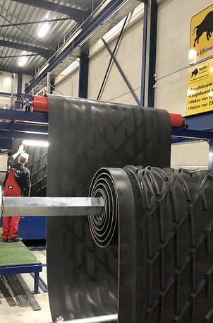 Narviflex VulcaBeast pers voor het maken van speciale rubber chevron banden