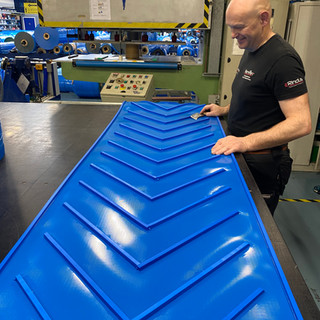 Snaren in chevron vorm - hoogfrequent lastechnologie Narviflex