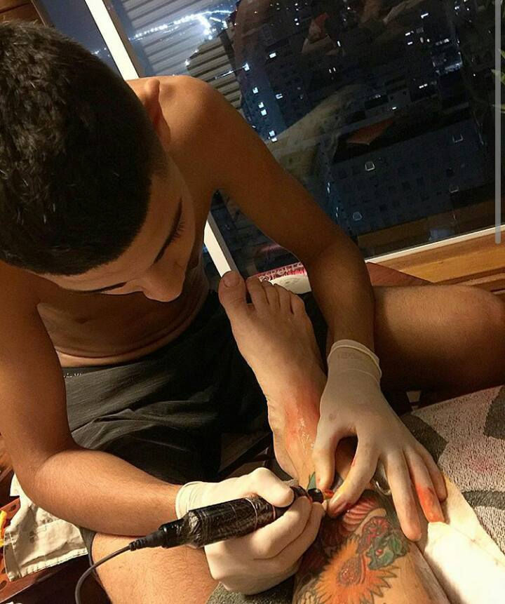 Filho do grande tatuador Adão Rosa ja esta seguindo o mesmo caminho do Pai como Tatuador!