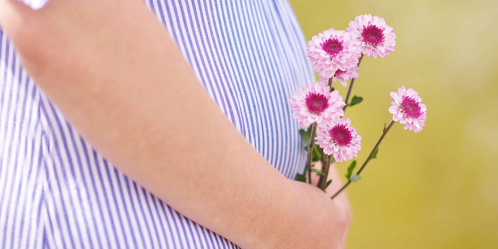 Mujer embarazada con vestido a rayas y flores
