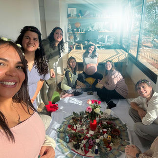 Grupo de mujeres felices en un blessingway