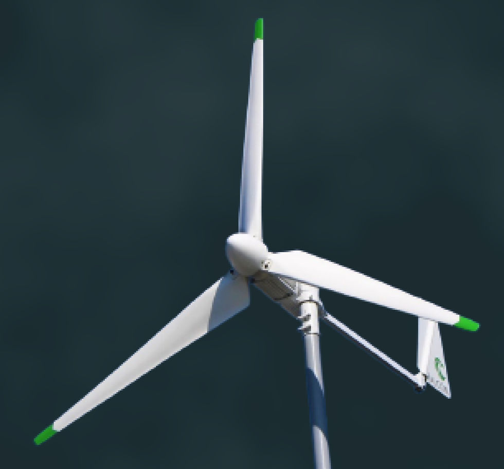 Na zdjęciu widoczna jest mała turbina wiatrowa o poziomej osi obrotu, zamontowana na maszcie. Turbina ma trzy łopaty, które na końcach są oznaczone zielonym kolorem, co nadaje jej estetyczny i ekologiczny charakter. W tle widnieje ciemne, jednolite niebo, które wyraźnie kontrastuje z jasną konstrukcją turbiny. Zdjęcie przedstawia element systemu wykorzystującego energię wiatru, co podkreśla nowoczesne i zrównoważone podejście do produkcji energii.