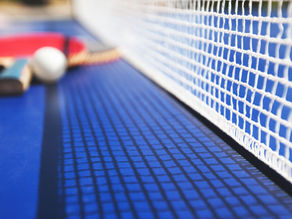 Mesa de ping pong no escritório, simbolizando ações superficiais de bem-estar em contraste com a verdadeira felicidade no trabalho