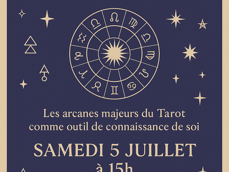 Affiche promotionnelle de la conférence "Le Tarothème, un miroir de l’âme", prévue le samedi 5 juillet à 15h à Enchantra Nature à Ollioules, illustrée avec des symboles du Tarot dans des tons doux et spirituels.