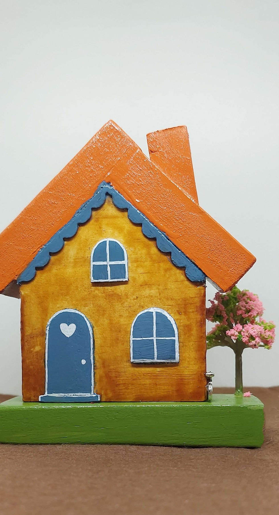 Miniatura: CASINHA FOFURA DE MADEIRA COM BASE