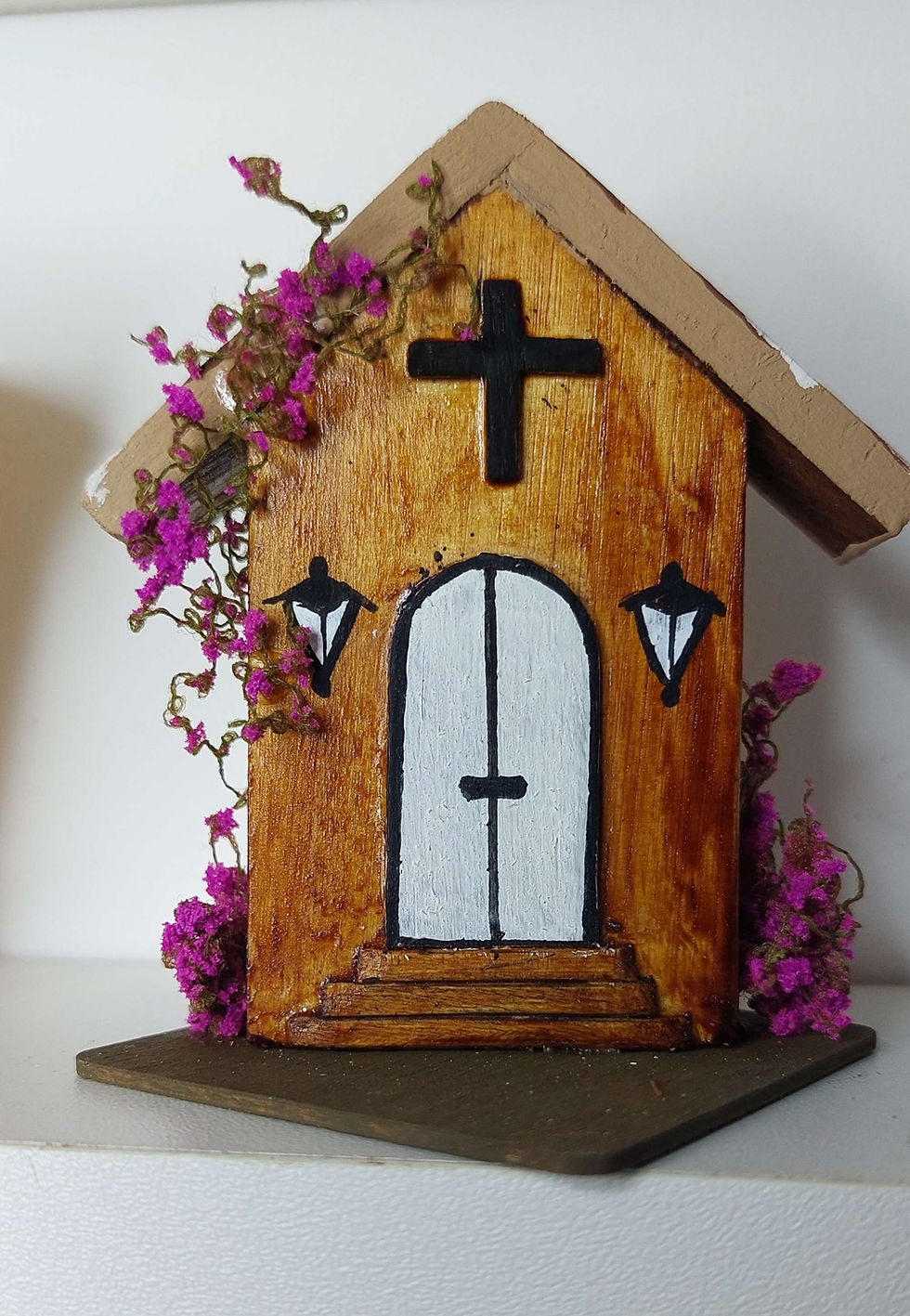 Miniatura: IGREJINHA COM TREPADEIRA DE BOUGANVILE