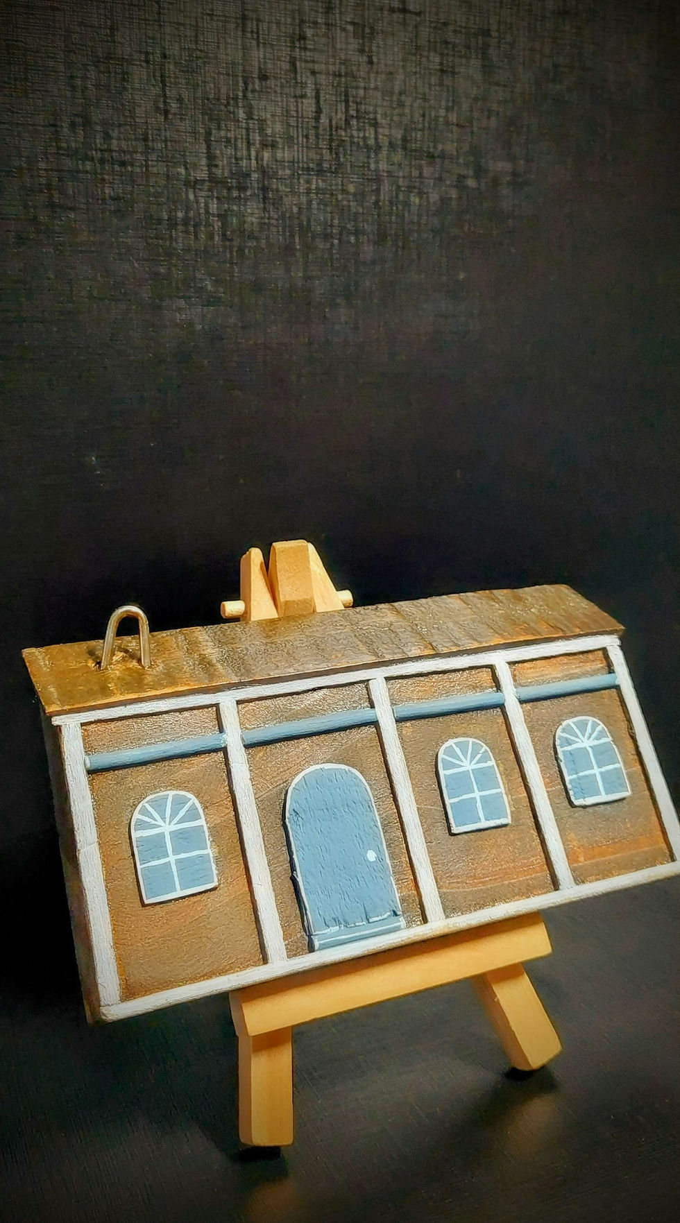 Miniatura: CASARIO EM MADEIRA COM CAVALETE 