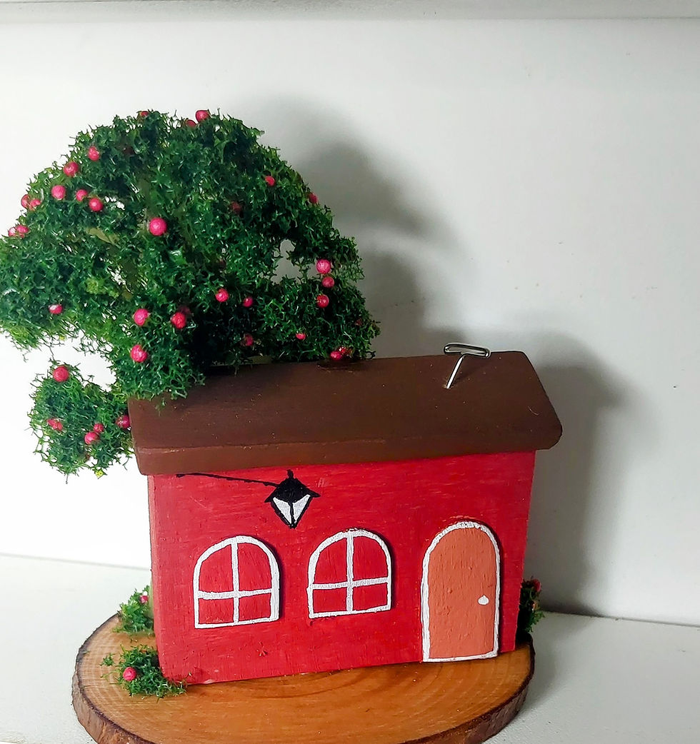 Miniatura: MINI CASINHA COM BASE MADEIRA E MACIEIRA