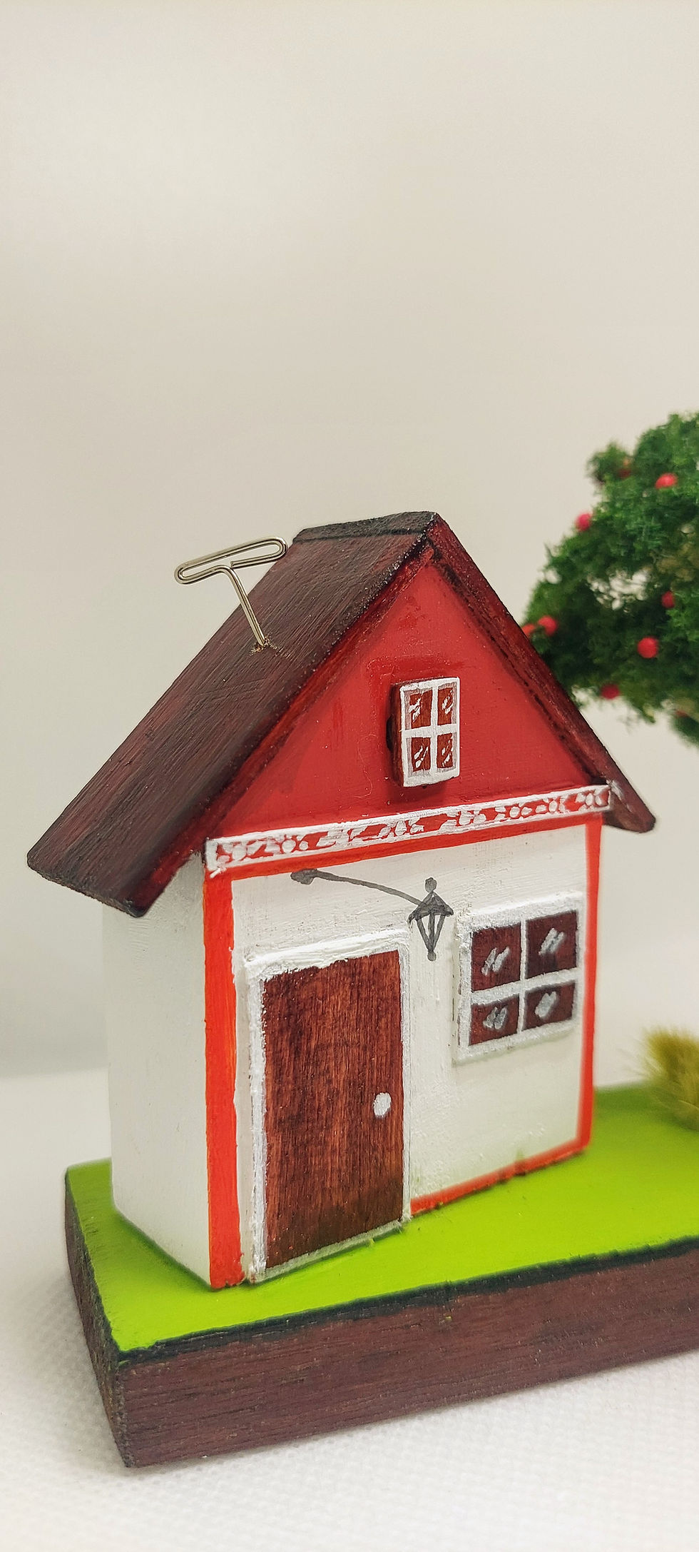 Miniatura: MINI CASINHA COM BASE MADEIRA E MACIEIRA