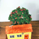 Miniatura: CASINHA DE MADEIRA COM PÉ DE MAÇÃ 