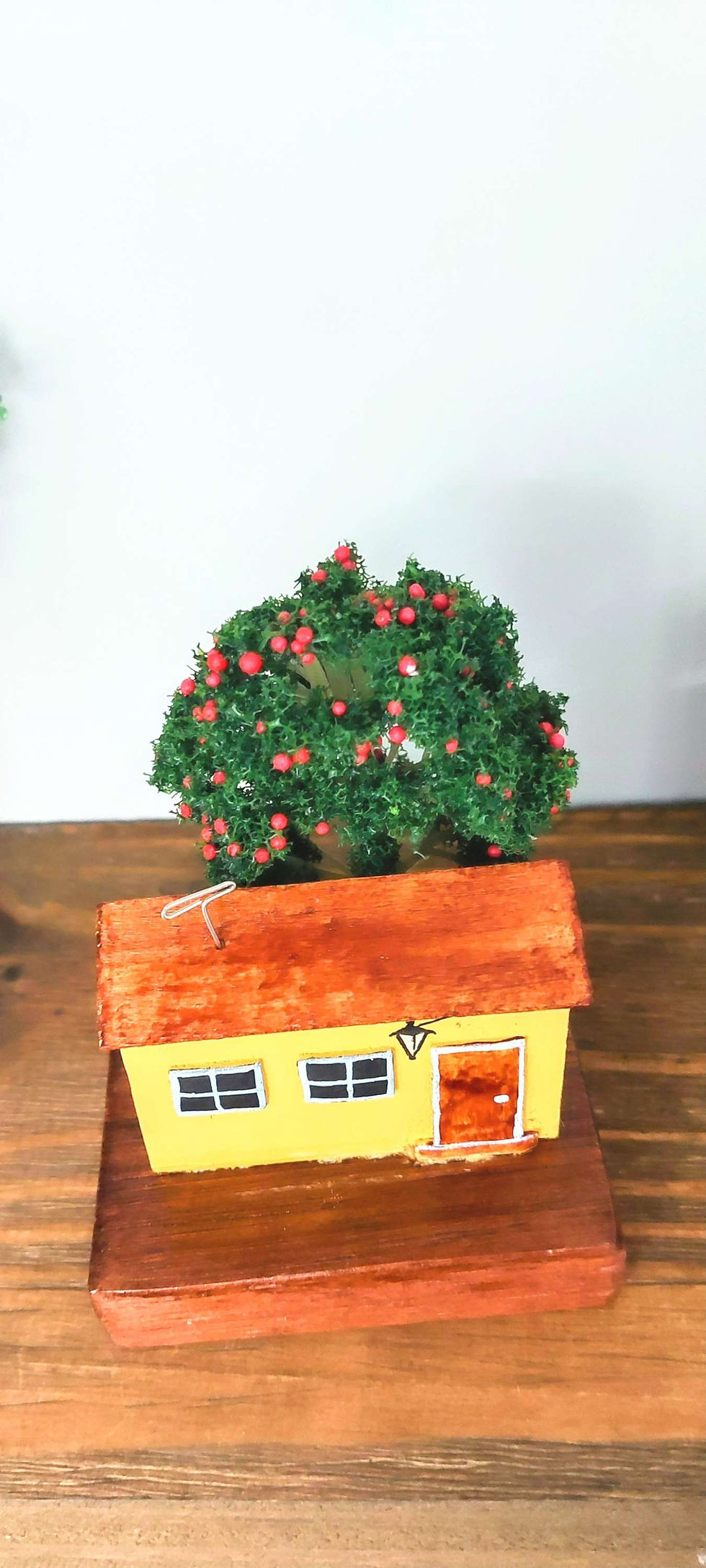 Miniatura: CASINHA DE MADEIRA COM PÉ DE MAÇÃ 