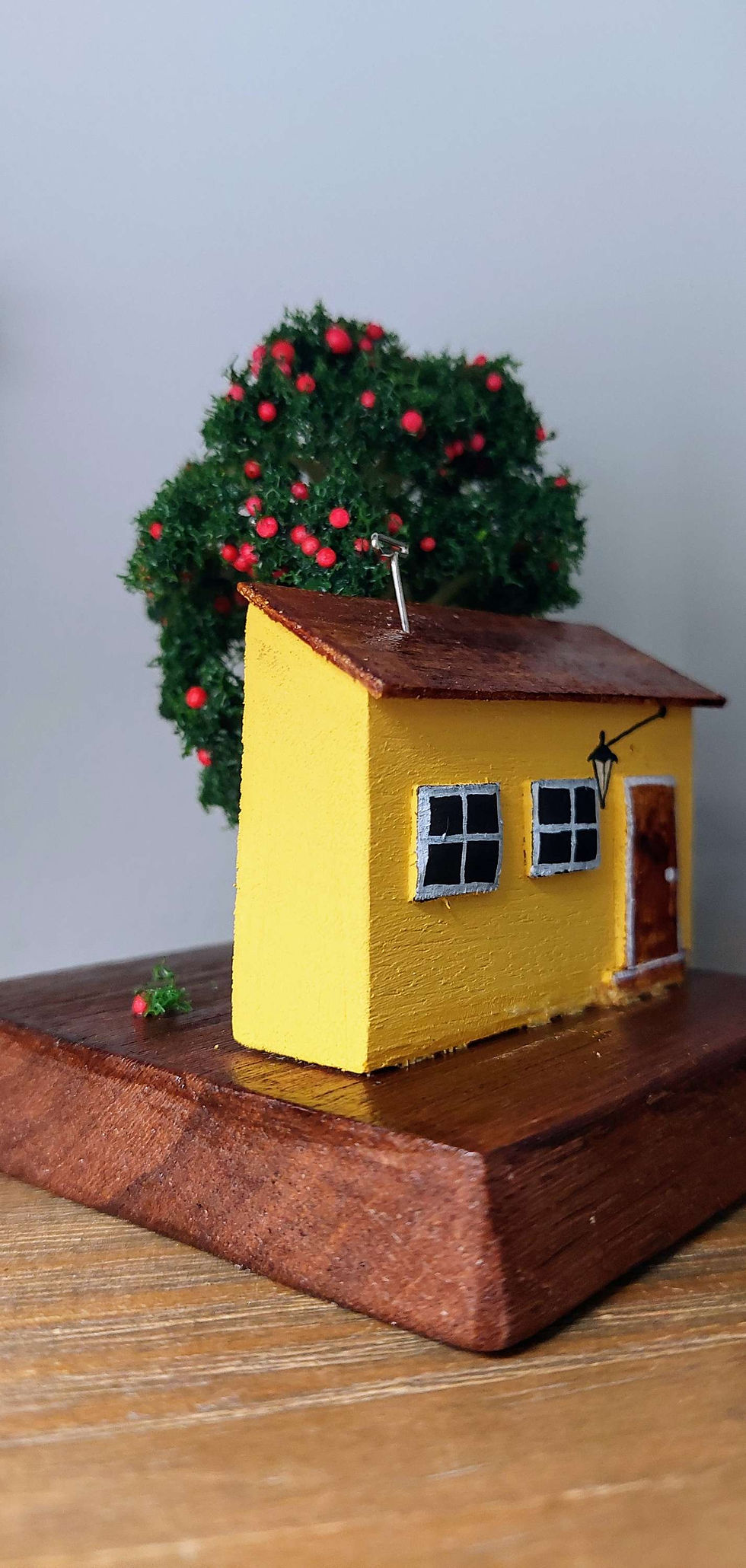 Miniatura: CASINHA DE MADEIRA COM PÉ DE MAÇÃ 