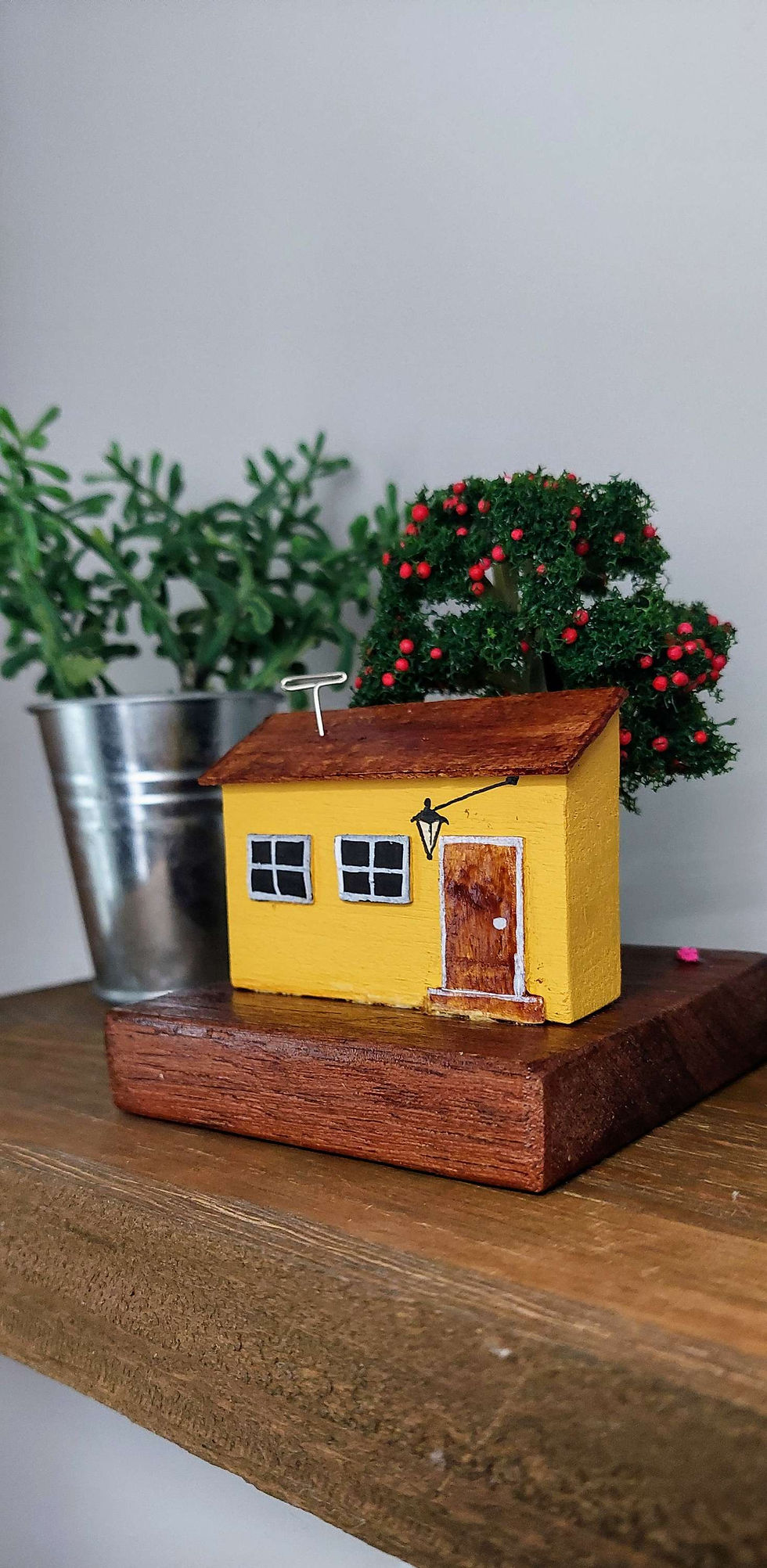 Miniatura: CASINHA DE MADEIRA COM PÉ DE MAÇÃ 