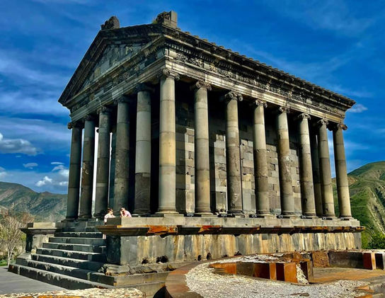 Античный храм Гарни