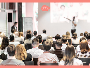 Eine Versammlung von Menschen vor einer Bühne