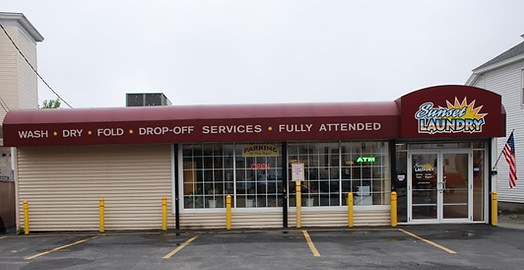 Lavanderia Sunset Laundry em Methuen, MA, com estacionamento gratuito.
