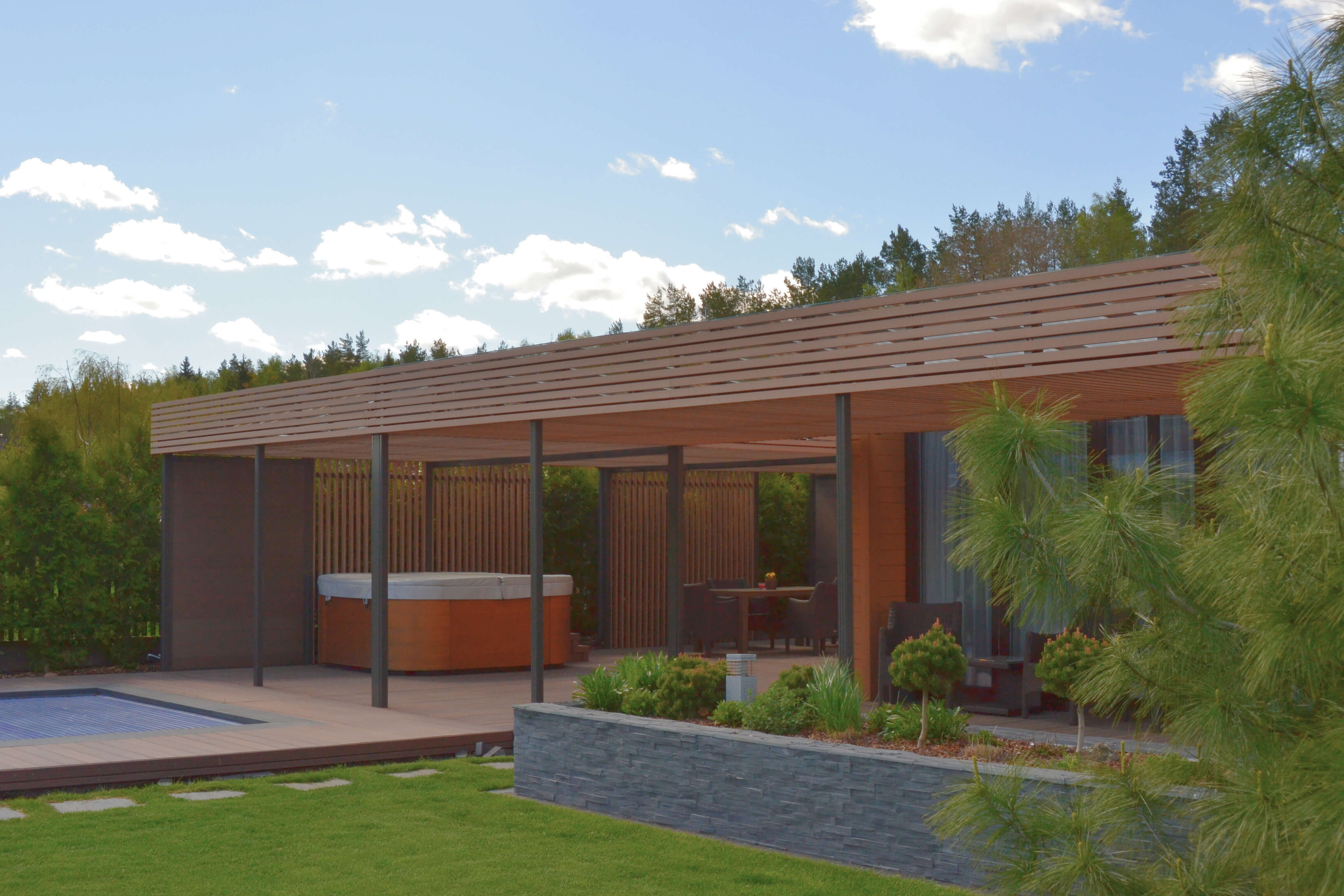 Pergola ir poilsio zona prie pirties
