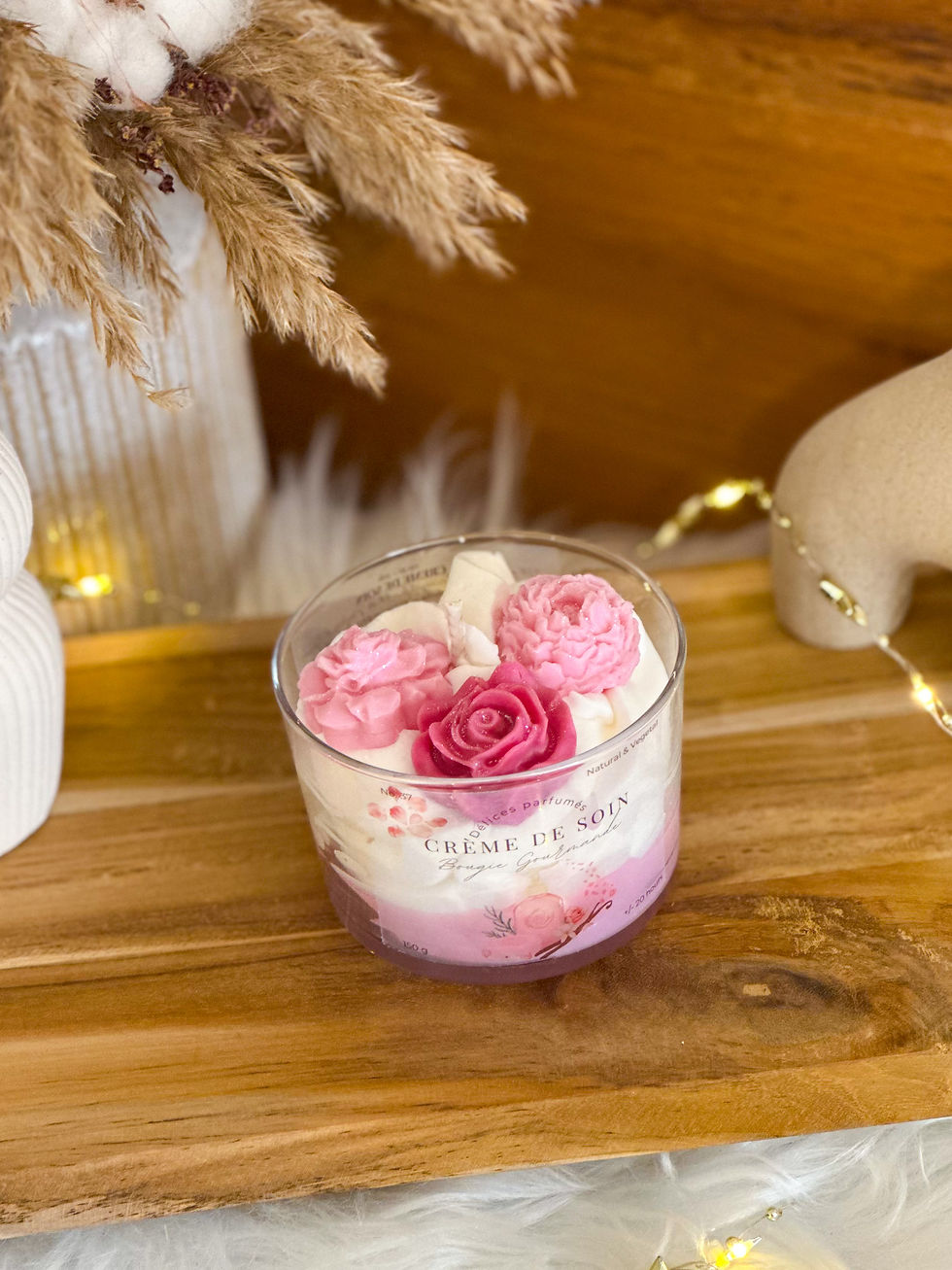 Coupelle de cire parfumée, couches roses et blanches, roses sculptées.