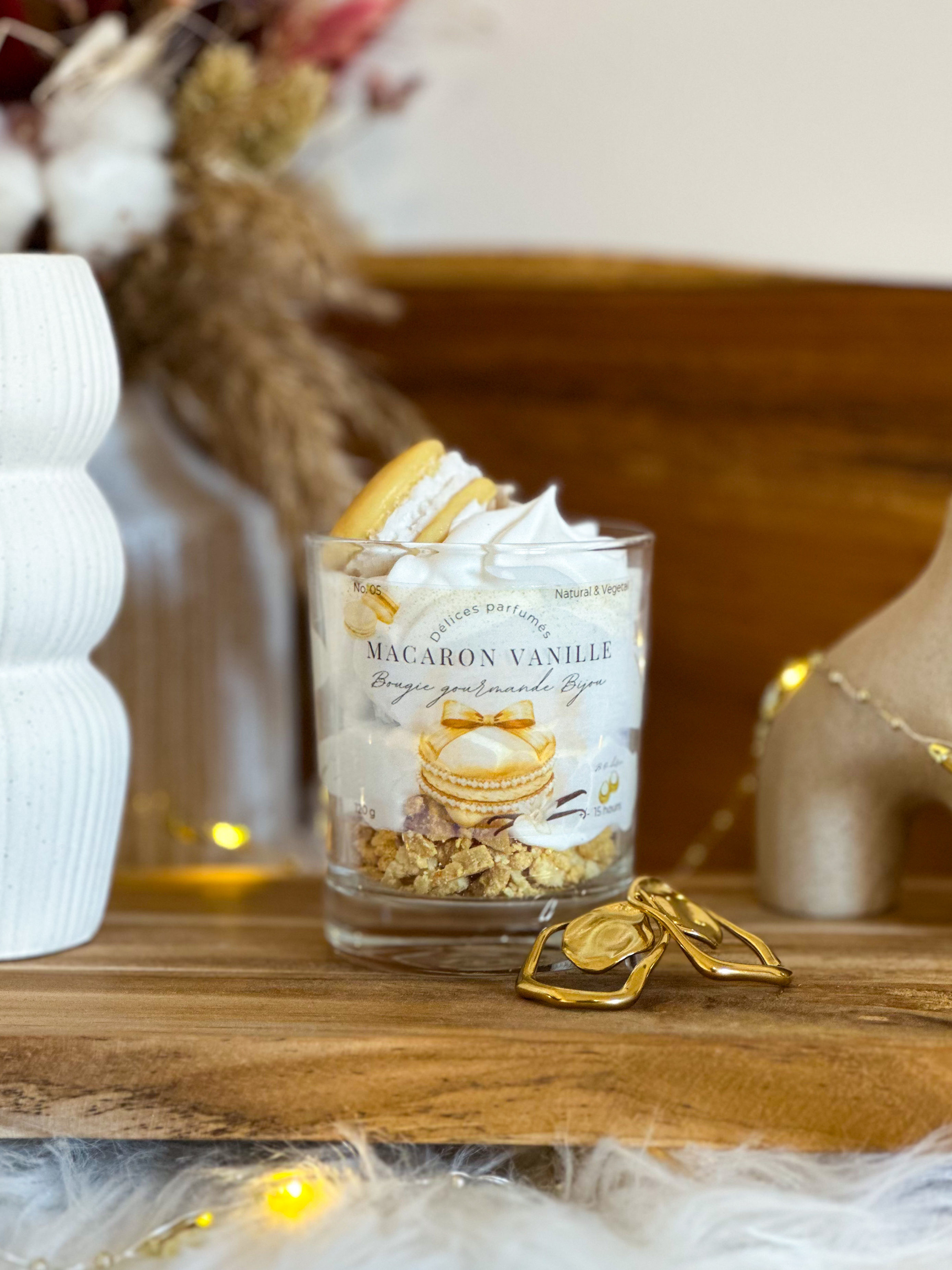 Bougie décorative type dessert pudding banane, crème fouettée, sur bois.