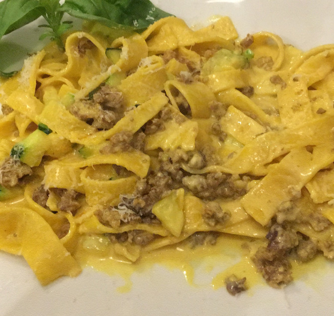 Tagliatelles con crema, salchicha y azafrán