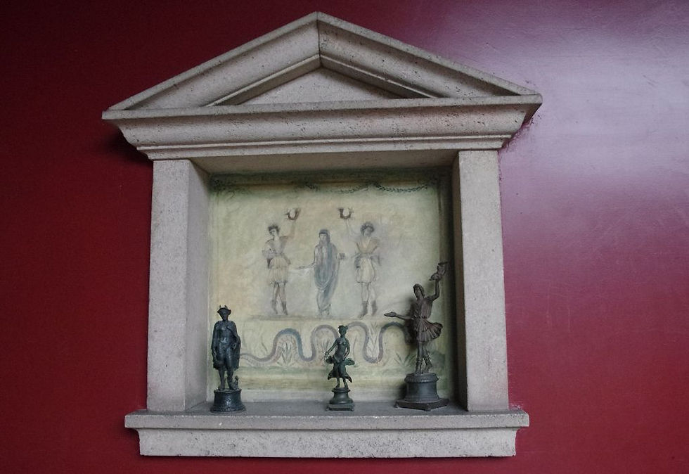 Lararium. Codrin.B Wikimedia Commons