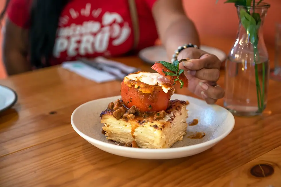 © Exquisito Perú: Rocoto relleno sobre pastel de papa, un plato peruano