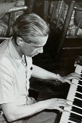 Otto Frisch at piano, Los Alamos.jpg