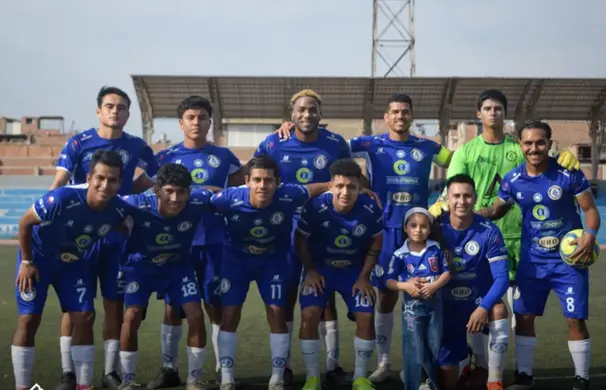 Equipo de fútbol uniformados de azul