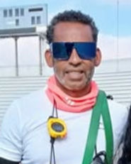 Hombre sonriendo con gafas de sol.