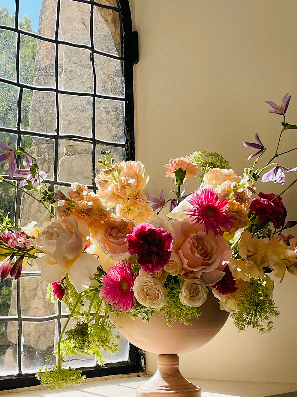 Composition florale de buffet de mariage - clématites, roses, lisianthus...