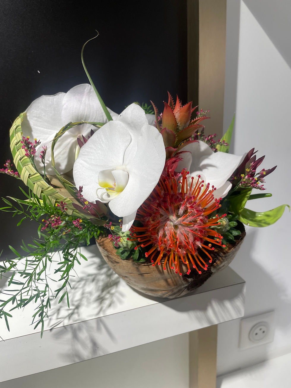 Composition florale contemporaine - orchidée et fleurs exotiques