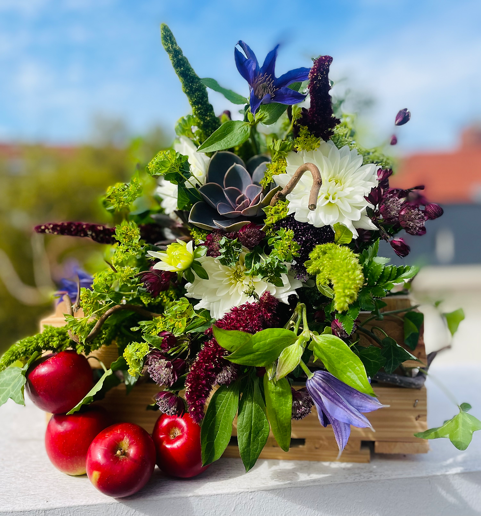 Sandrine Flor'art - Bouquet de saison graphique: fleurs de saison, feuillages structurés
