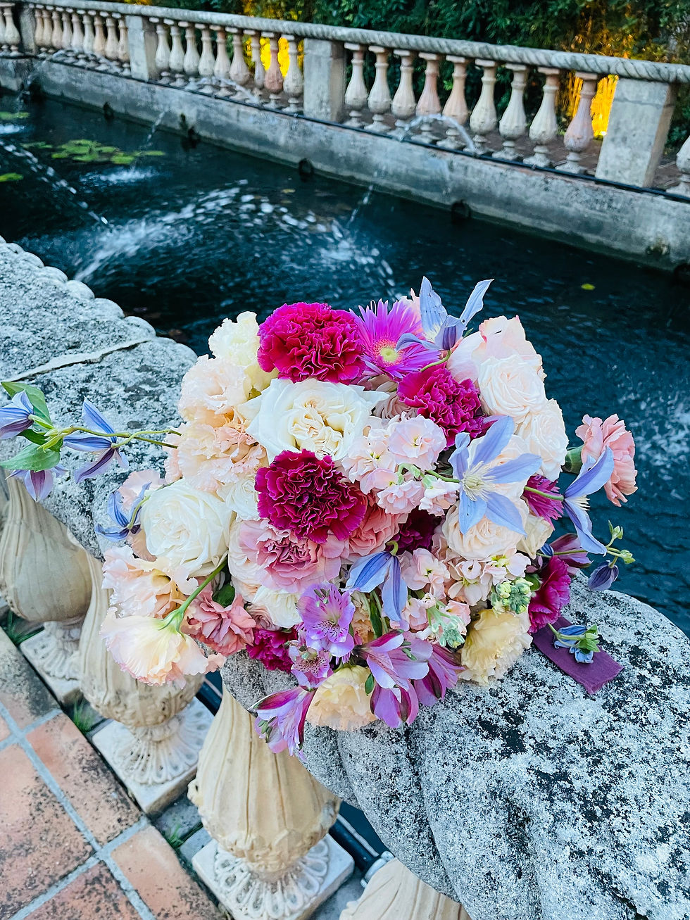 Bouquet de mariée - roses, lisianthus, clématites et fleurs de saison aux tons romantiques