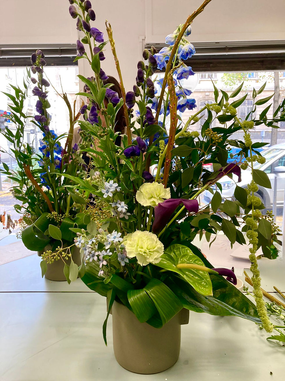 Composition florale aérienne pour espace professionnel - fleurs de saison