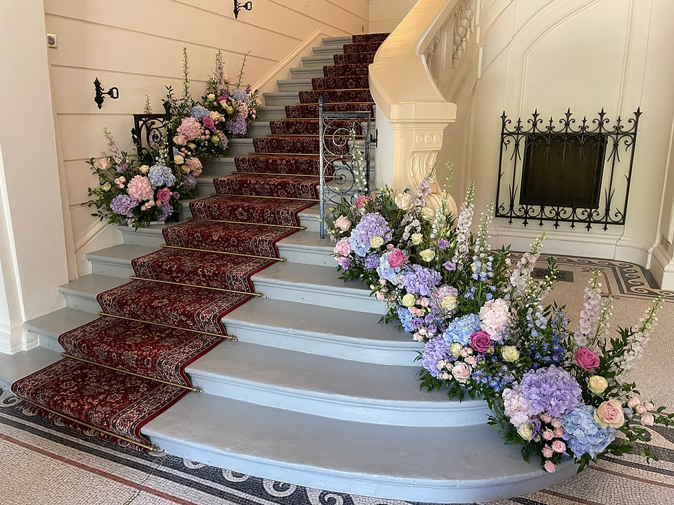 Décoration florale d'escaliers pour mariage sur le thème Bridgerton: compositions romantiques d'hort