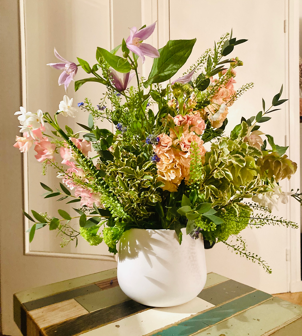 Sandrine Flor'art - Composition florale aérienne: fleurs aux teintes douces et feuillages