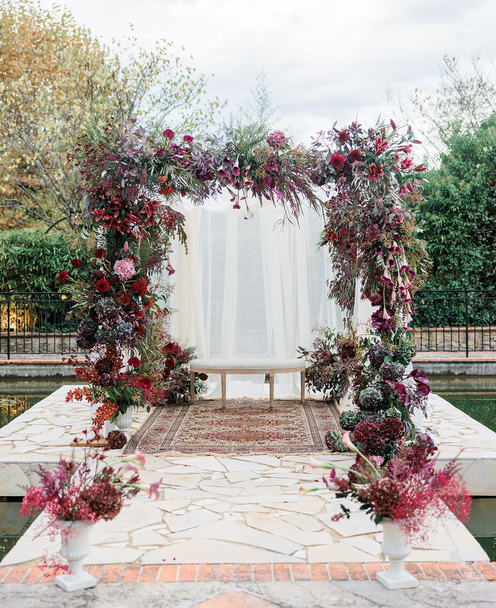 Arche florale de mariage - fleurs fraîches et feuillages naturels
